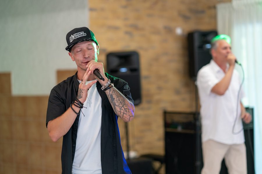 Dominykas ir Aidas dainuoja kartu